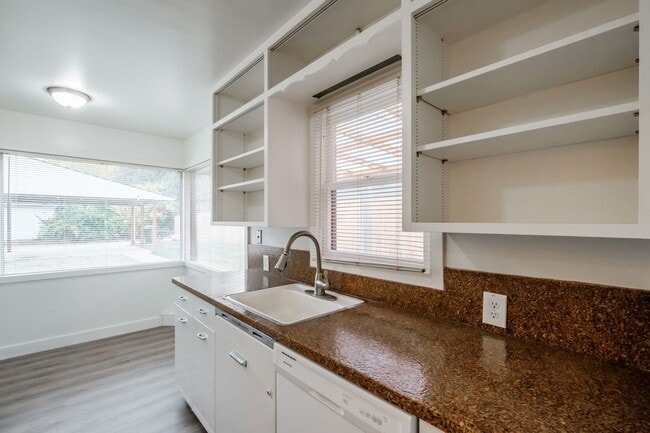 Photo - 2490 Maple Ave NE