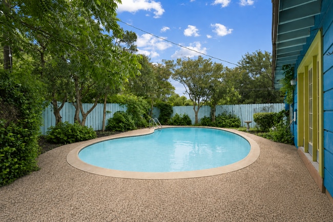 Building Photo - 2 Bed/2 Bath in Northeast Park Subdivision w/ pool