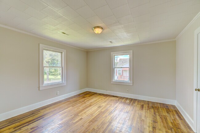 300 E Academy St