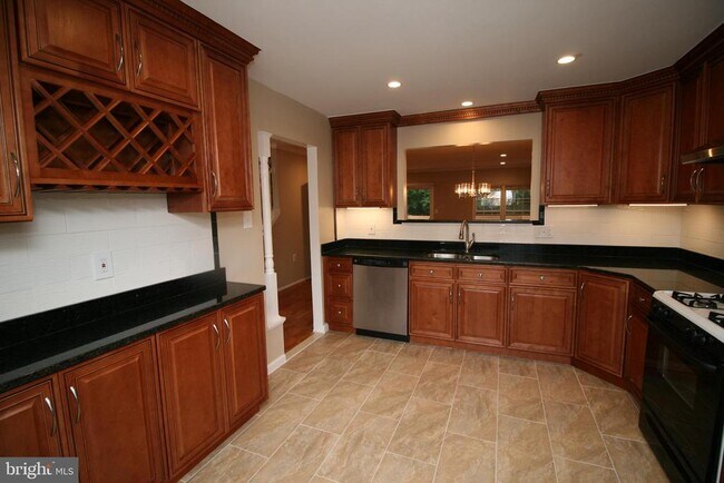 Photo - 512 Suffield Dr