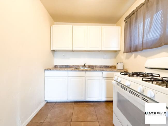 Photo - 2/1 Charming Corner Apartment in Glendale!