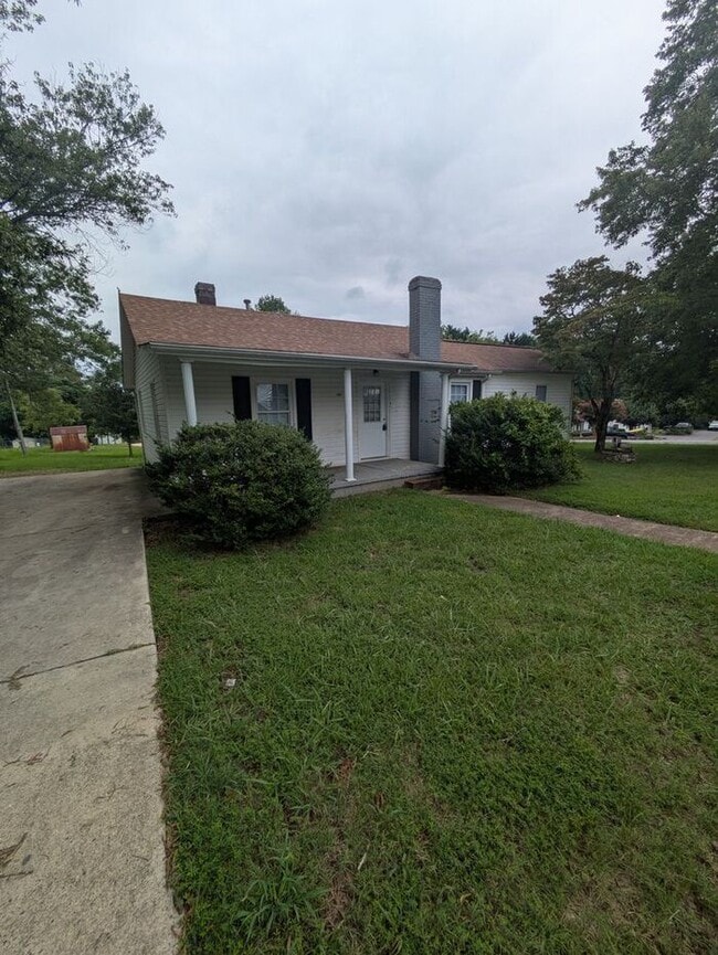 Building Photo - 3BD/2BA Home in Hickory