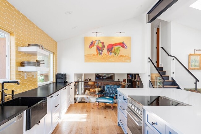 Building Photo - Modern 2 BDR Retreat: Serene Backyard