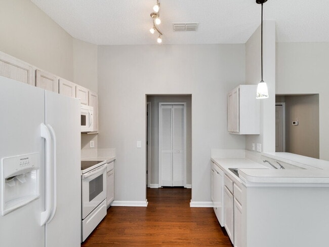 Photo - 1953 Longneedle Lane