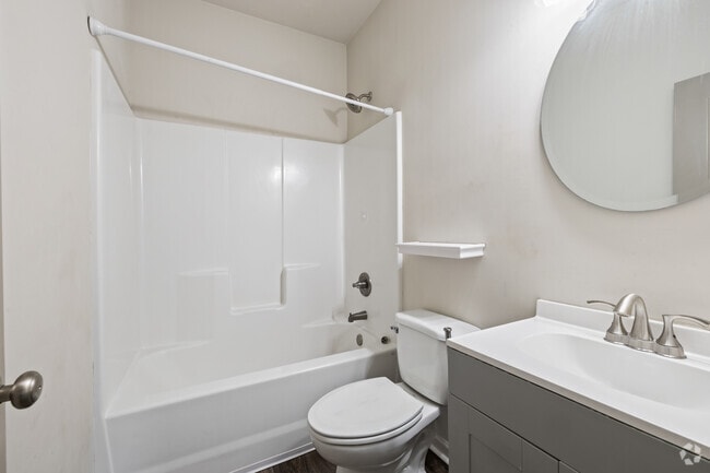 2BR, 2BA - 900SF - Primary Bathroom