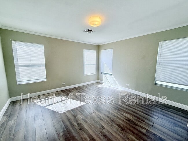 Photo - 215 Parsons Ln