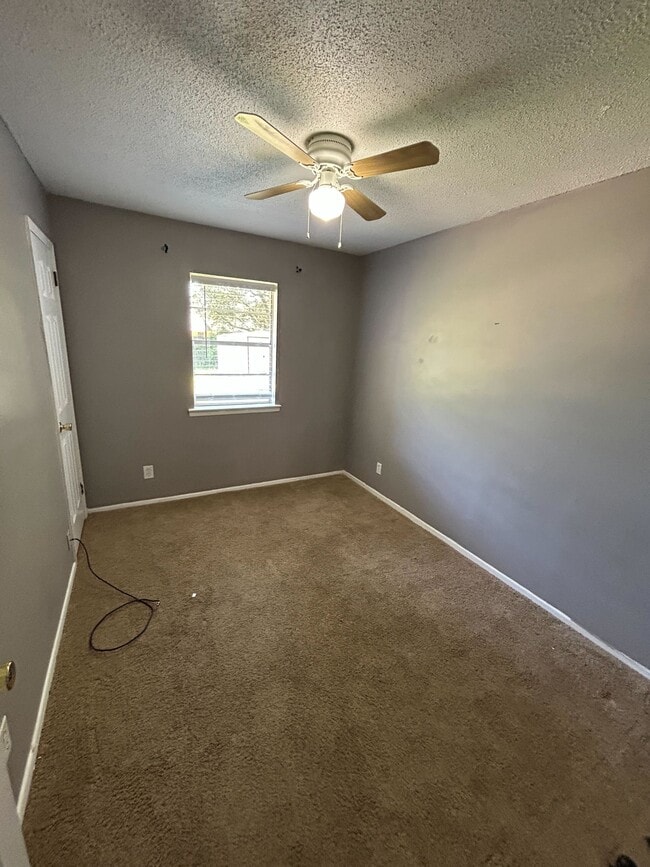 Photo - 728 Amity Ln