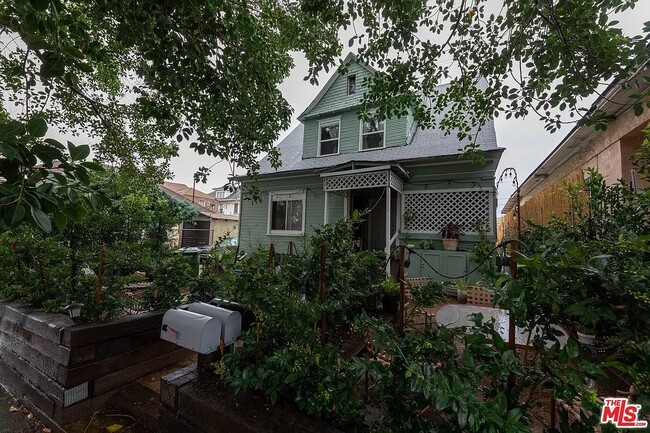 Front Entrance - 207 E Avenue 31 Unit 2 Jasmine Window 207 1.25