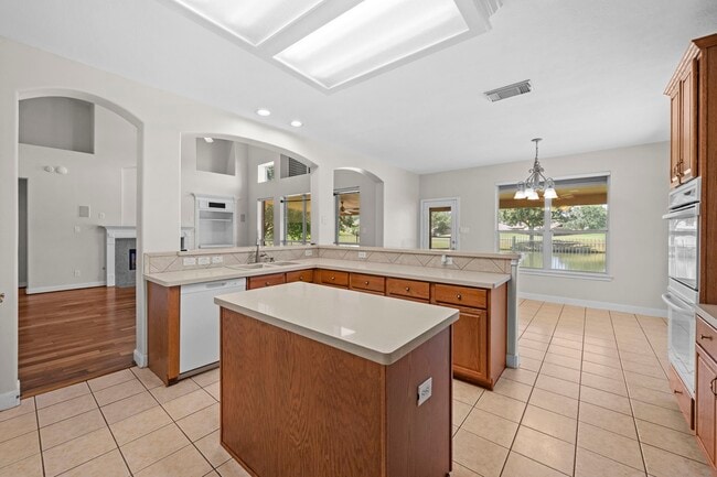 Building Photo - 1215 Pelican Hill Dr