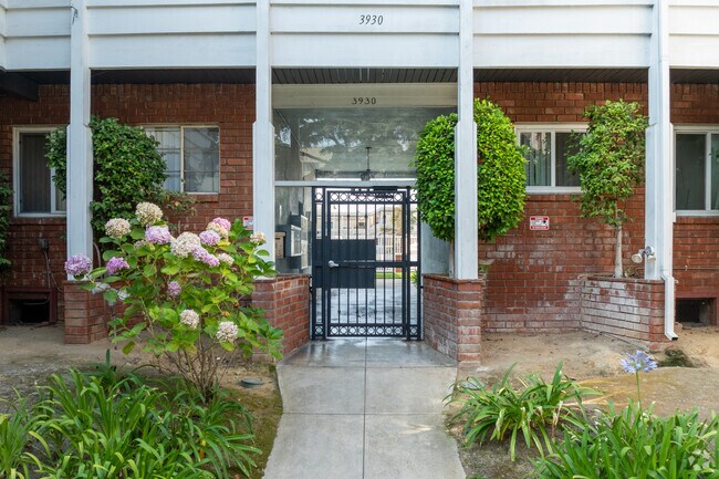 Entrada - Los Feliz Arms