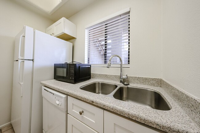 Photo - Centrally located and affordable in Woodla... Unidad 110 Rental