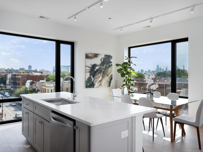 Photo - 3202 N Racine Ave Unidad 204