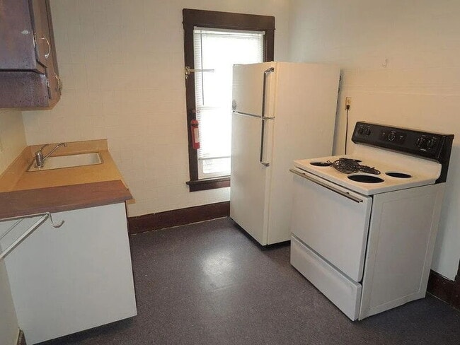 Photo - 1975 E Washington Ave Unit 2