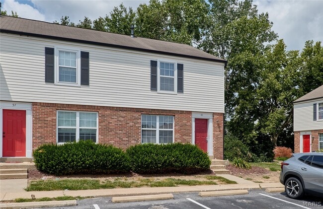 61 Woodlake Ct