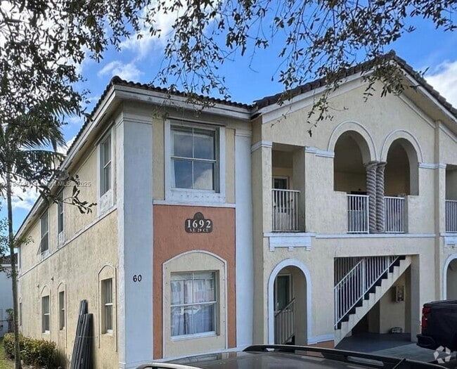 Building Photo - 1692 SE 29th Ct Unit 107 Rental