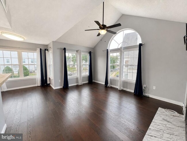 Building Photo - 14113 Bowsprit Ln Unit 202
