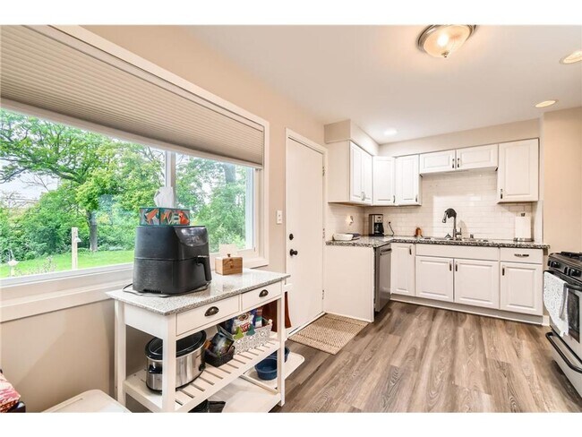 Photo - Like-New Redone Rambler with Family Room, ... Casa