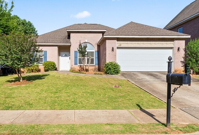 Building Photo - 3/2, fenced in backyard, heart of Auburn!