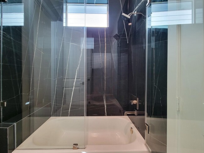 Photo - 5613 Leonard St