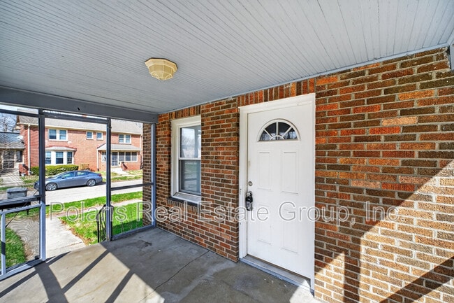 Photo - 715 E 60th St