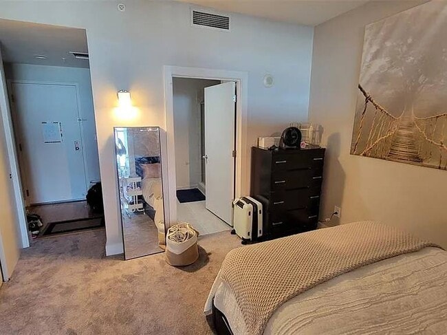 Building Photo - 1120 E Kennedy Blvd Unit 1217