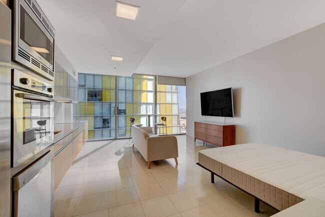 Stunning Strip Views from this Fully Furnished Studio Residence. - Stunning Strip Views from this Fully Furnished Studio Residence. Unidad 1909