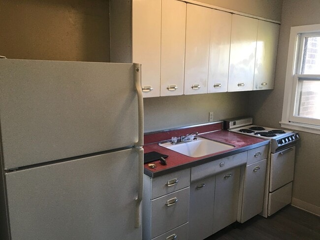 Building Photo - Upper level 1 bedroom available in West St... Unit 203