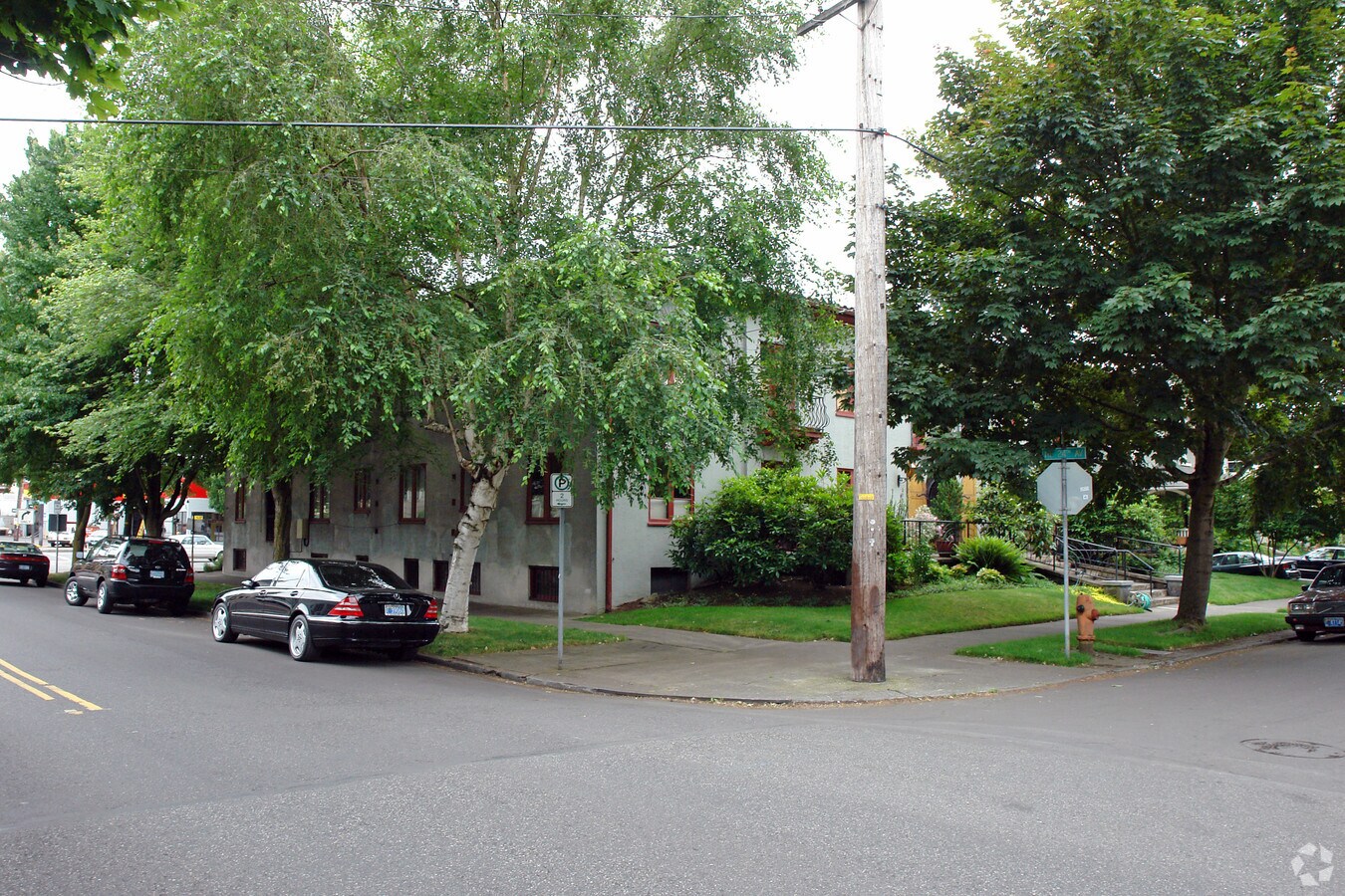 Photo - 2332 NE Schuyler St Apartments