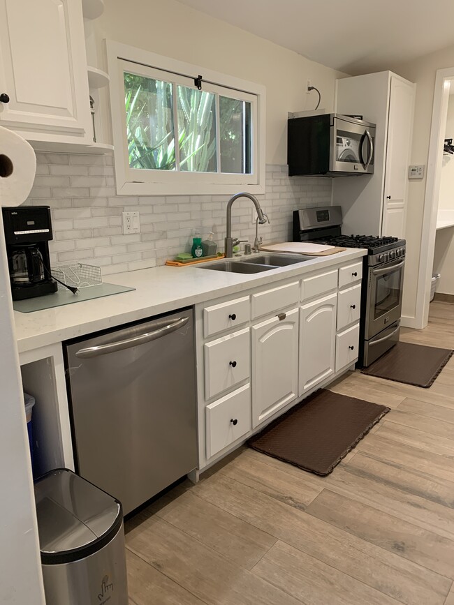 Full kitchen - 7444 Woodrow Wilson Dr Unit Garden Apartment