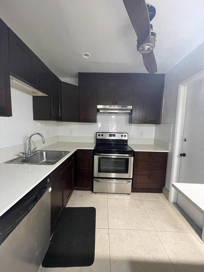 Building Photo - 608 NW 13th St Unit 0260