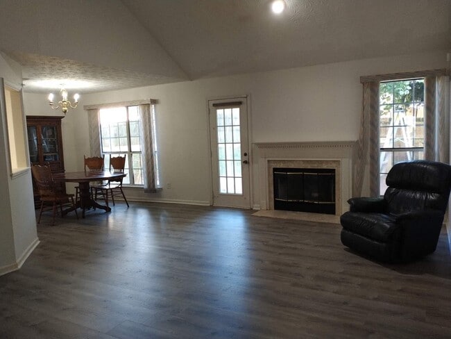 Building Photo - 525 Longwood Ln Rental