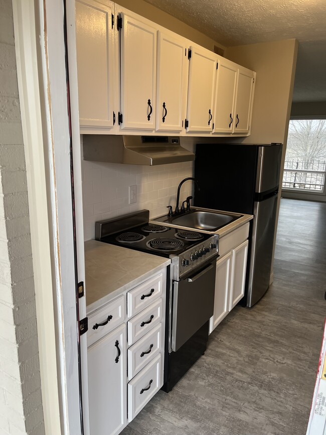 Building Photo - 200 Thistlewood Ave Unit 400
