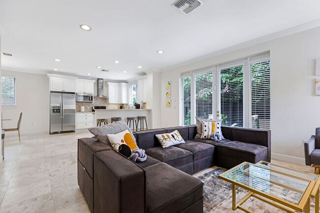 Photo - 1705 NE 11th St Unidad SI ID1372360P