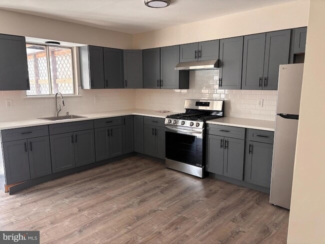 Photo - 1228 Heddon Ave