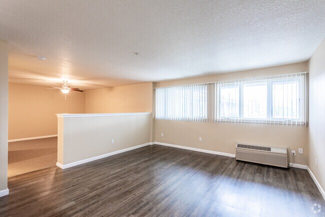 Studio, 1BA - 745 SF