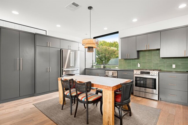 Building Photo - 3406 E 17th St