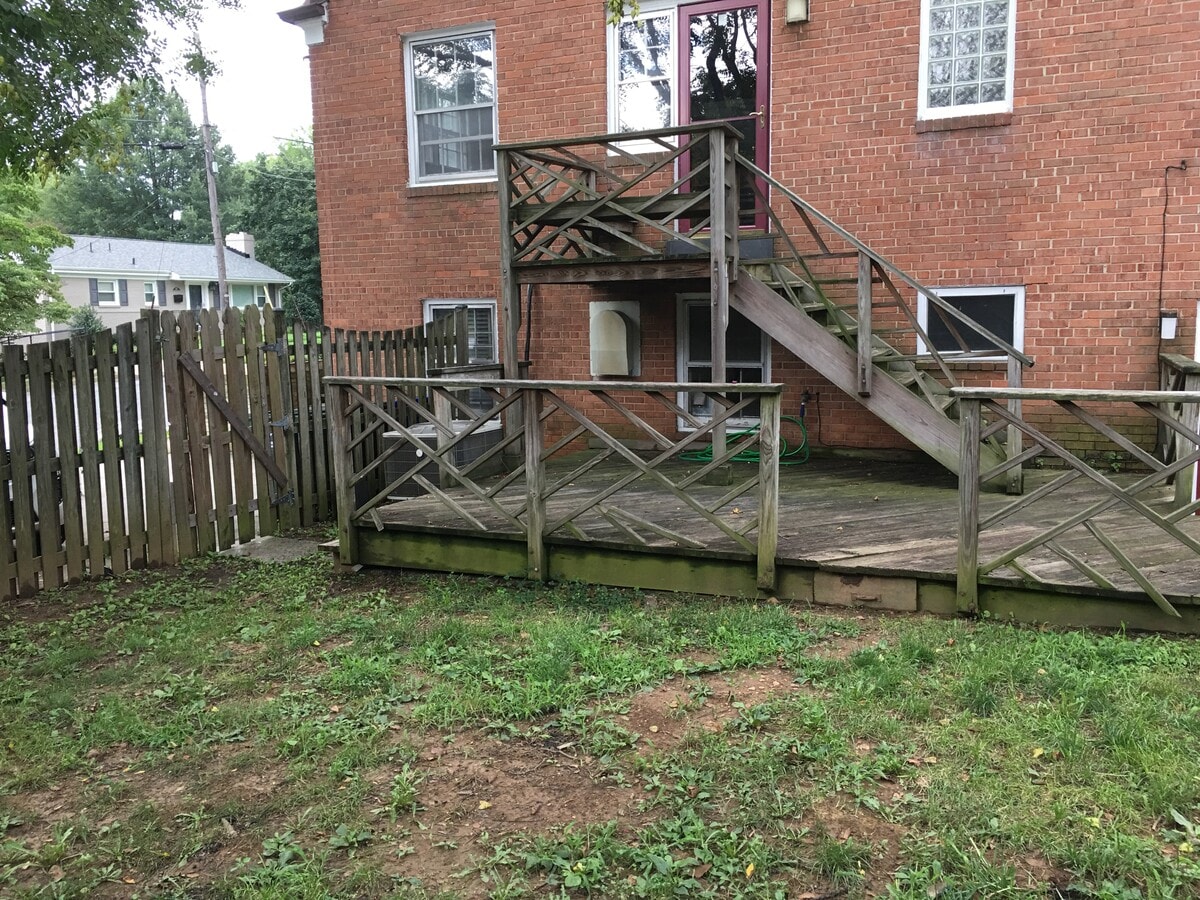 Backyard - 2001 N Glebe Rd Unit B