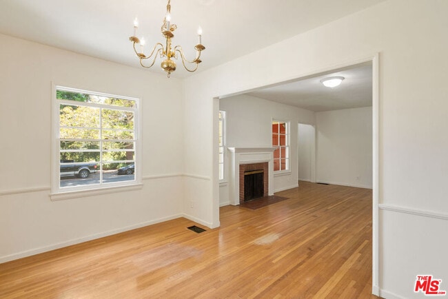 Photo - 885 Sussex Rd