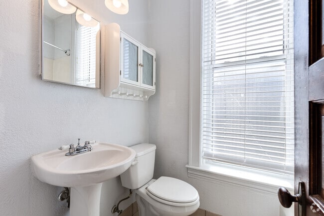 1BR, 1BA - 650SF - Bath
