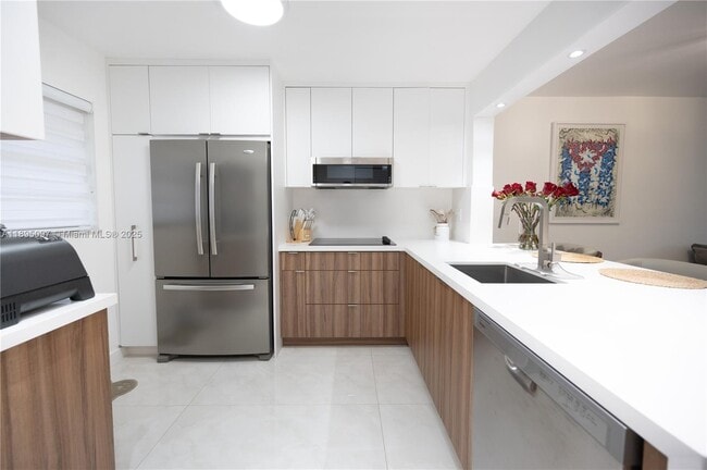 Building Photo - 10875 SW 112th Ave Unit 204