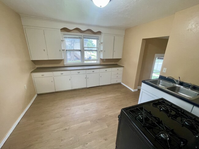 Photo - 700 W Lincoln Ave