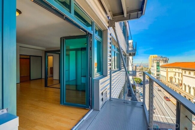 Building Photo - 2 bedroom downtown, 2 bath and 2 parking s...