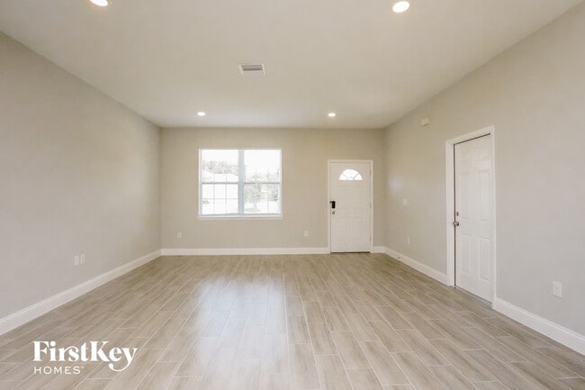 Photo - 453 Magpie Ct