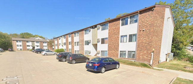 Building Photo - 2 Bedroom Condo Available 2026 Unit 13