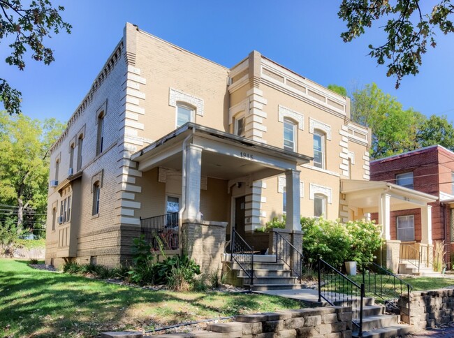 Building Photo - 713 20th St Unit 1915-2