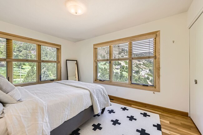 Photo - Stunning 4 BDR/2BA Mountain Retreat