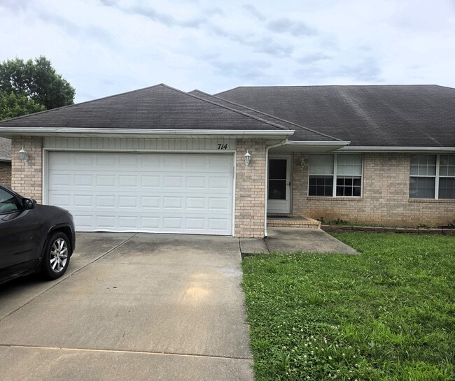 Building Photo - 714 Foxx Dr