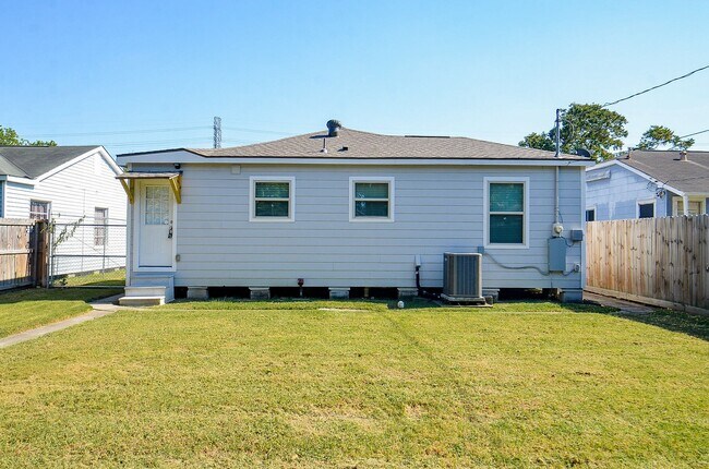 Building Photo - 8153 Lenore St