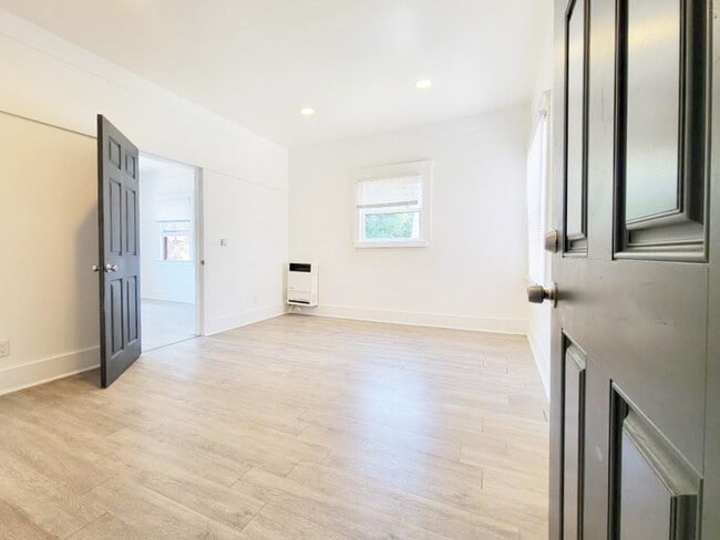 Building Photo - 435 W 4th St Unit 1/2