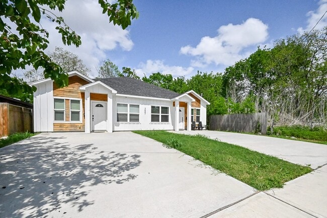 Photo - 5007 Briscoe St